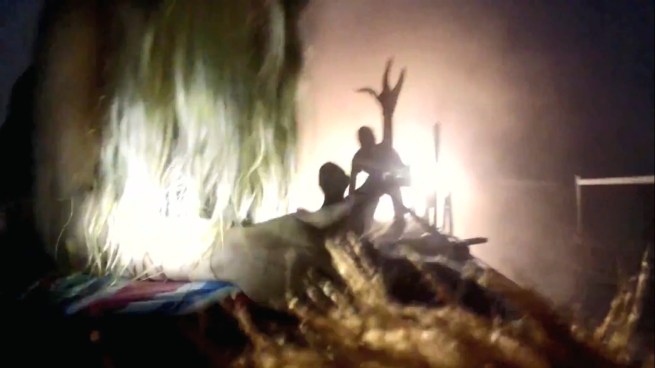 See, now that’s pretty freaking cool.  Though I’m not sure why the hell that one alien is putting his hand in the air like he just doesn’t care.